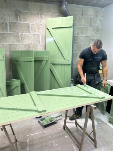 Fabrication volets bois battant sur mesure finition couleur vert olive sur ST JUST CHELLEYSSIN.
