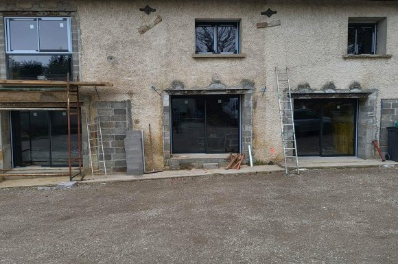 Fenêtre et porte fenêtre PVC - Baie vitrée et porte d'entrée ALU avec volets intégrés, dans une maison en pisé à St Just Chaleyssin