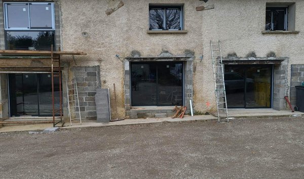 Fenêtre et porte fenêtre PVC - Baie vitrée et porte d'entrée ALU avec volets intégrés, dans une maison en pisé à St Just Chaleyssin