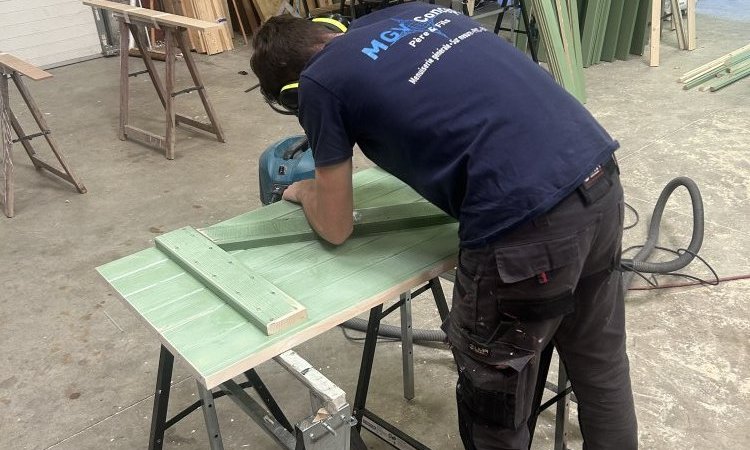 Fabrication volets bois battant sur mesure finition couleur vert olive sur ST JUST CHELLEYSSIN.