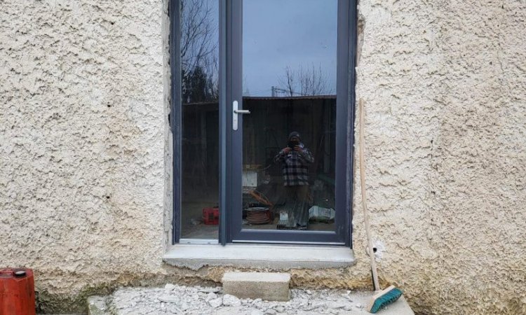 Fenêtre et porte fenêtre PVC - Baie vitré et porte d'entrée ALU avec volets intégrés, dans une maison en pisé à St Just Chaleyssin