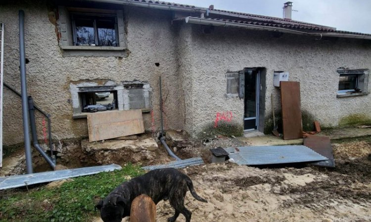 Fenêtre et porte fenêtre PVC - Baie vitrée et porte d'entrée ALU avec volets intégrés, dans une maison en pisé à St Just Chaleyssin